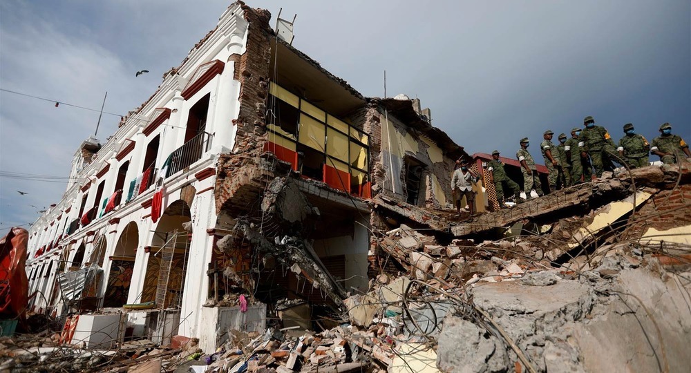 В Мексике восемь детей погибли при обрушении школы во время землетрясения