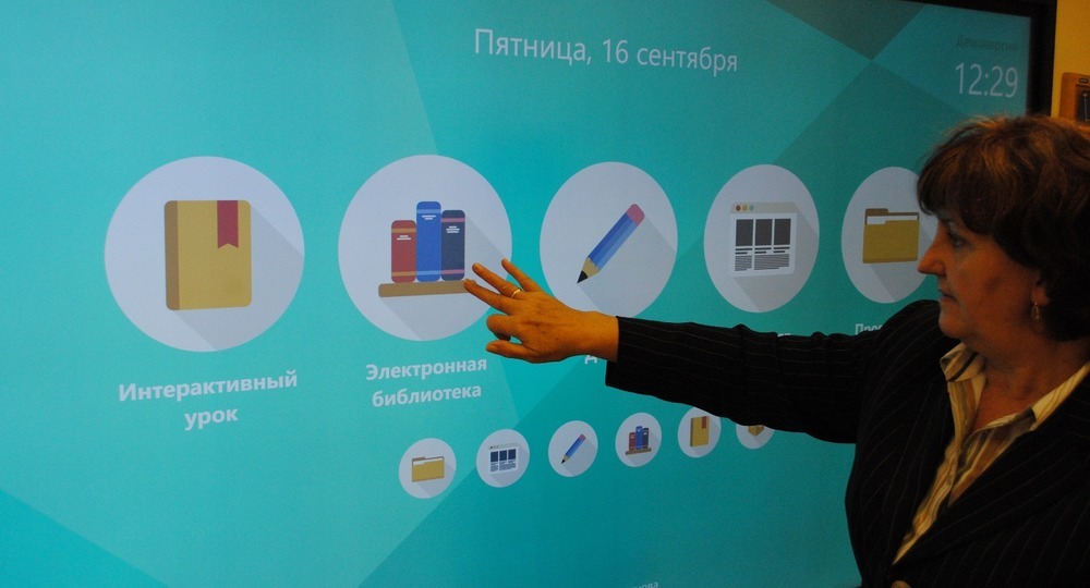 Учителя Москвы получат надбавку за пользование проектом «Электронная школа» с 2018 года