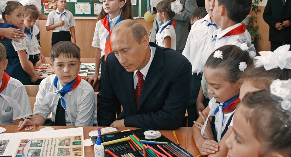 Российские школьники больше всего доверяют правительству и меньше всего СМИ