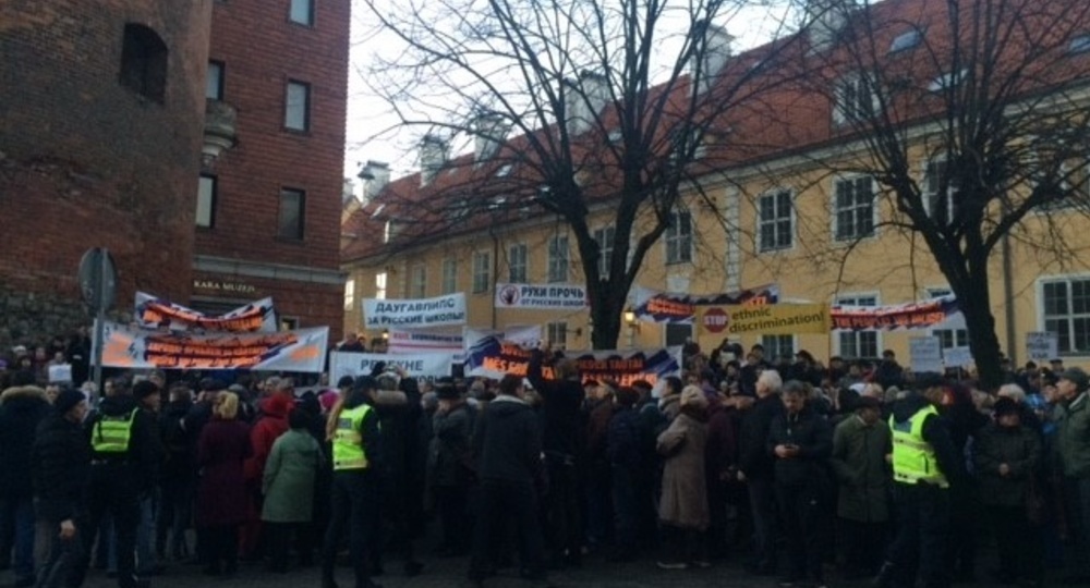 В Риге проходит шествие против перевода русских школ на латышский язык обучения 