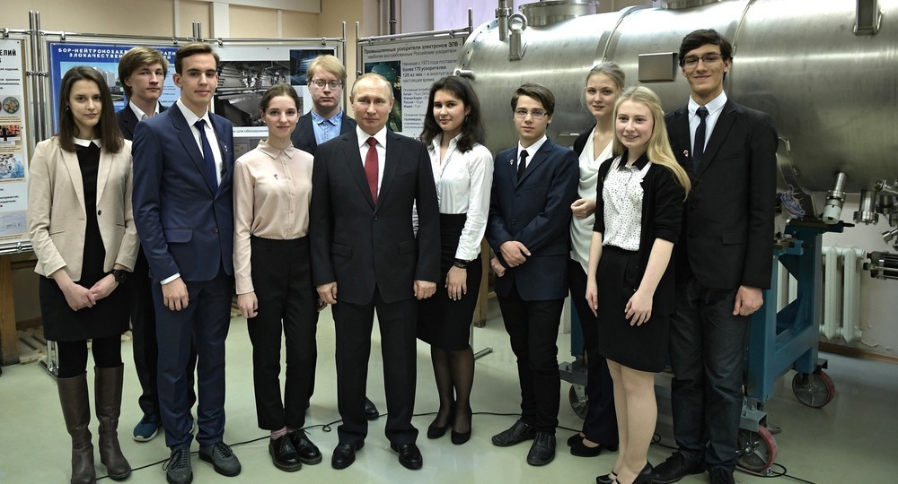 Владимир Путин поговорил о ЕГЭ с учениками «сибирского Хогвартса»