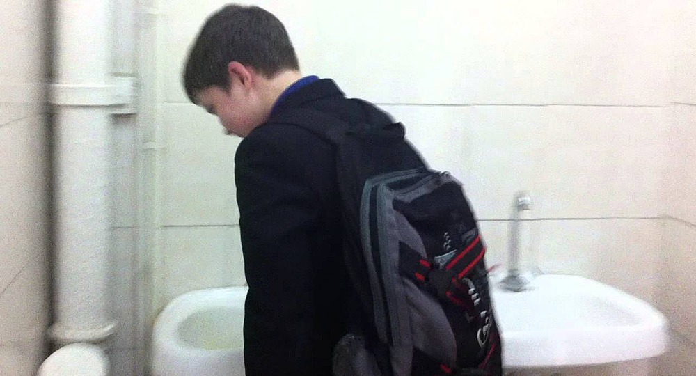 Запретившего ходить в туалет без справки московского учителя уволили
