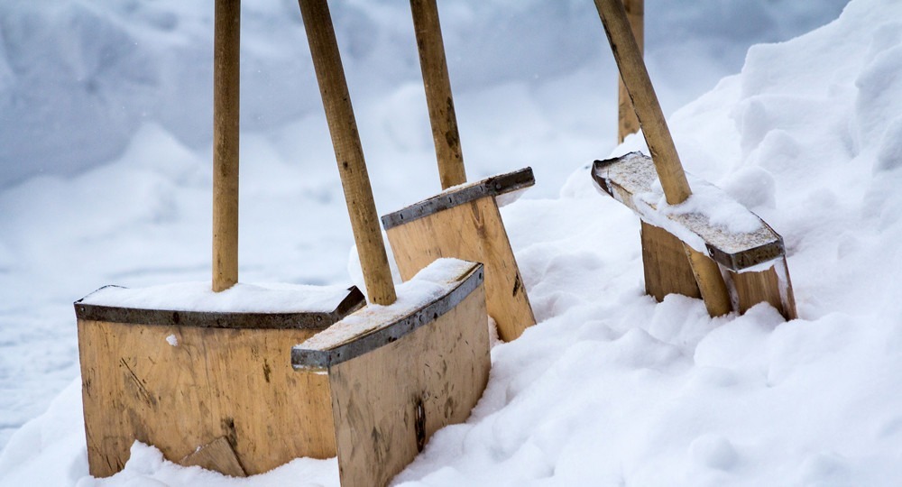 Саратовская чиновница предложила убирать снег и лед руками учителей