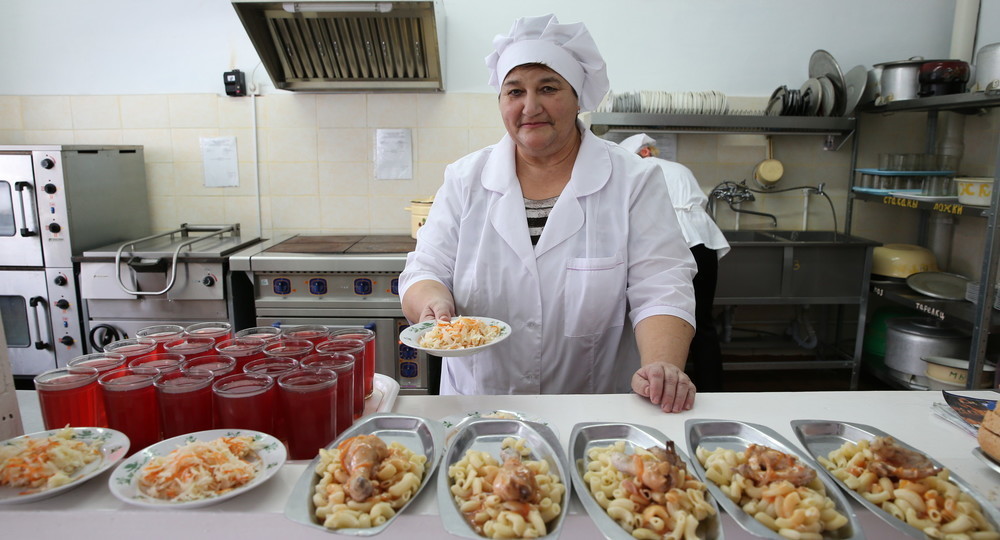 В Пятигорске повара школы уволили после скандального видео