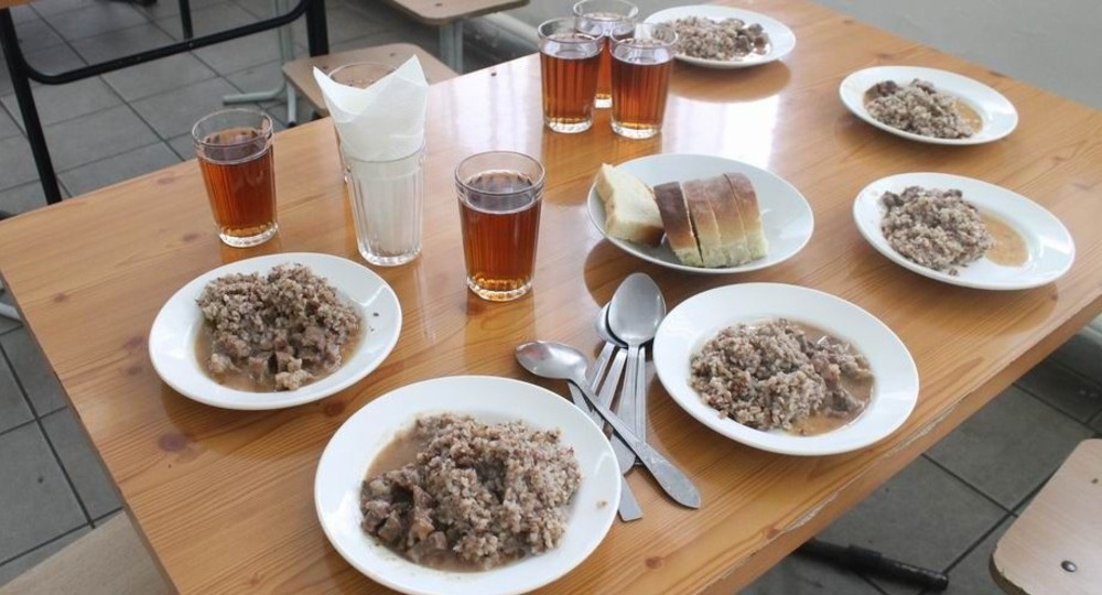 Битая посуда, просрочка и холодная еда: организация школьного питания в регионах не дотягивает до стандартов качества