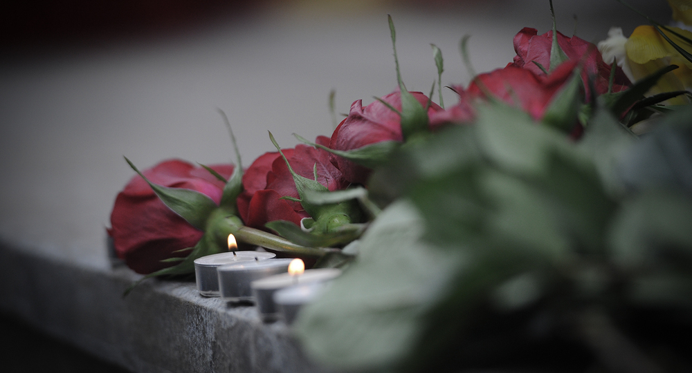 Память погибших при пожаре в Кемерово почтили в школе № 1 в Беслане