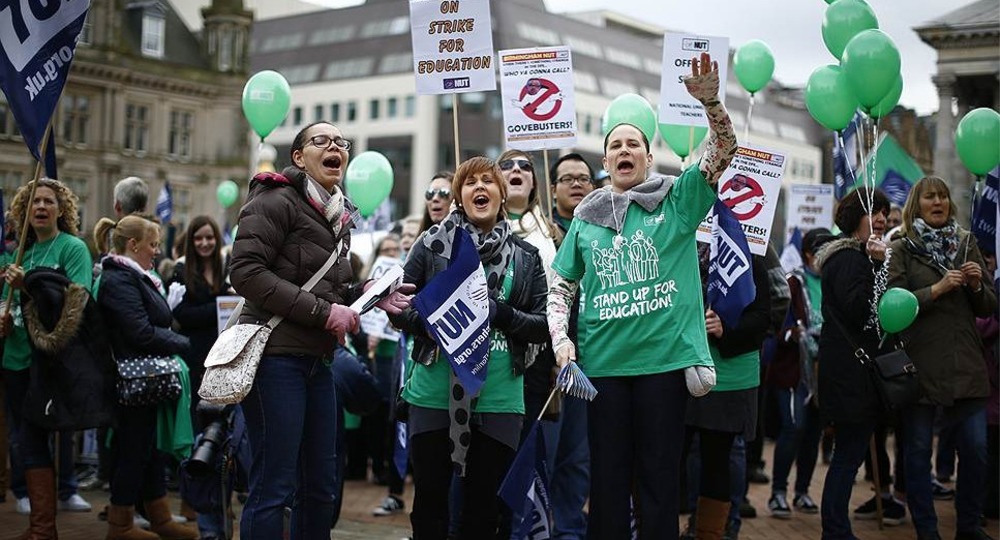 Британский профсоюз требует повысить зарплаты учителей