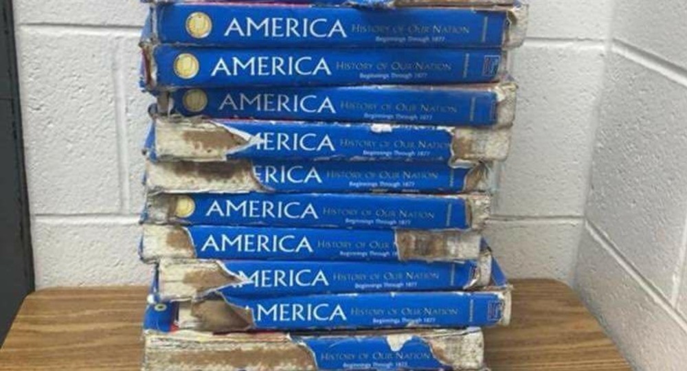 Учителя США устроили флешмоб сломанных стульев и разорванных учебников 
