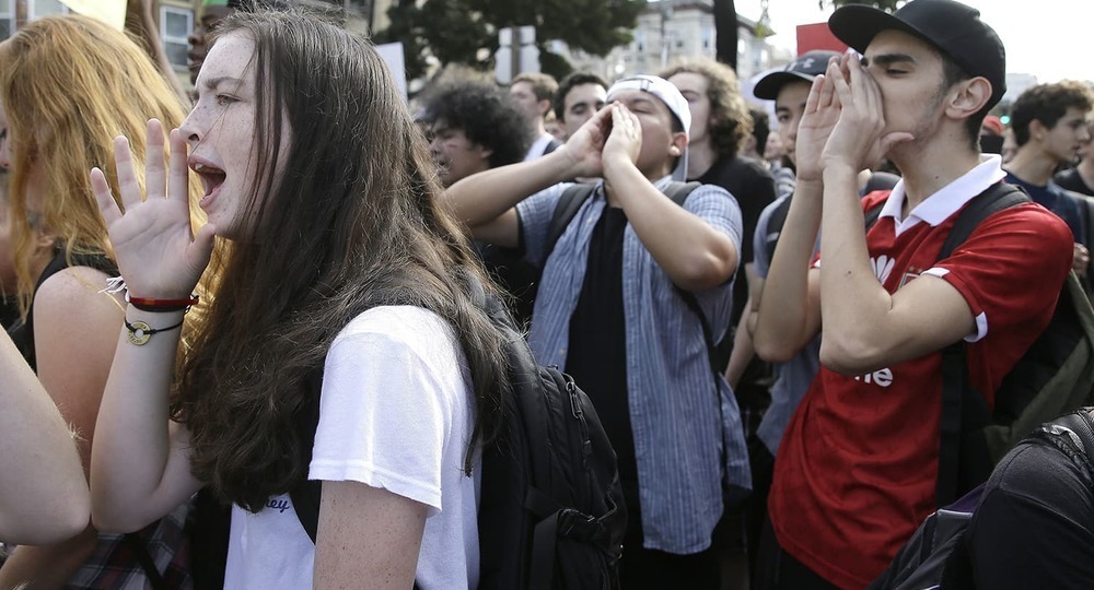 В США школьники выступили против требования носить прозрачные рюкзаки