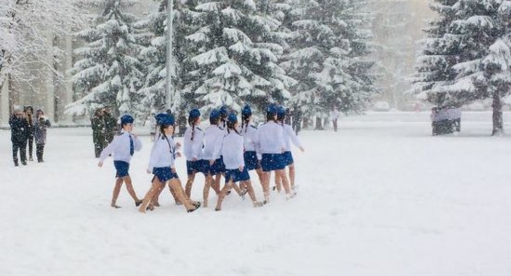 В Екатеринбурге девочек в летней одежде отправили маршировать по сугробам