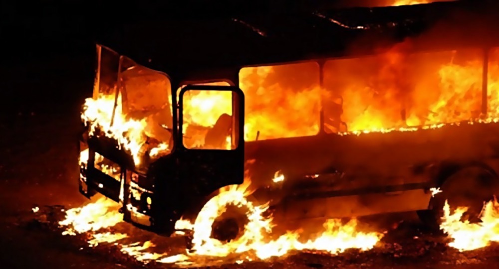 Подростков обвиняют в поджоге 17 автобусов