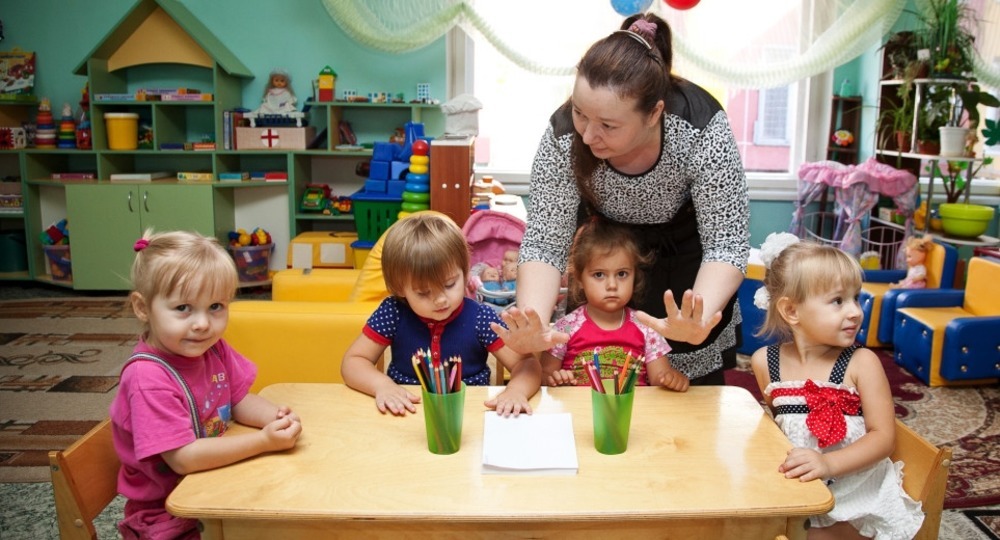 Воспитатели детских садов в Сахалинской области получают 60,5 тыс. рублей