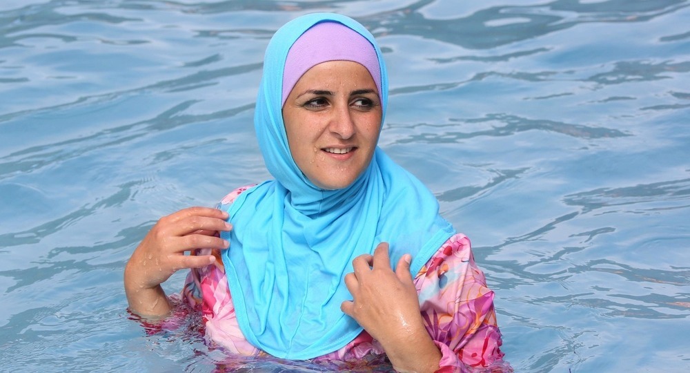В немецкой школе девочки будут плавать в костюмах, разрешённых исламом