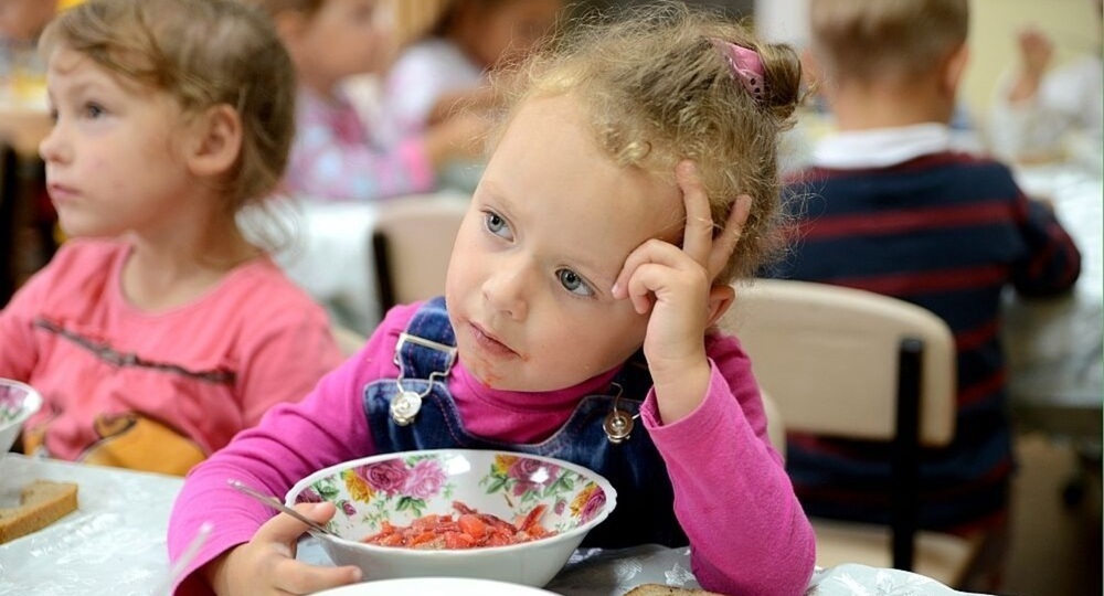 В детских садах по-прежнему запрещены разговоры во время еды