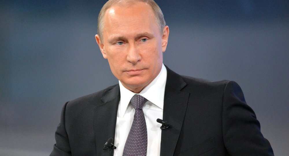 Владимир Путин поручил не допустить снижения зарплат бюджетников