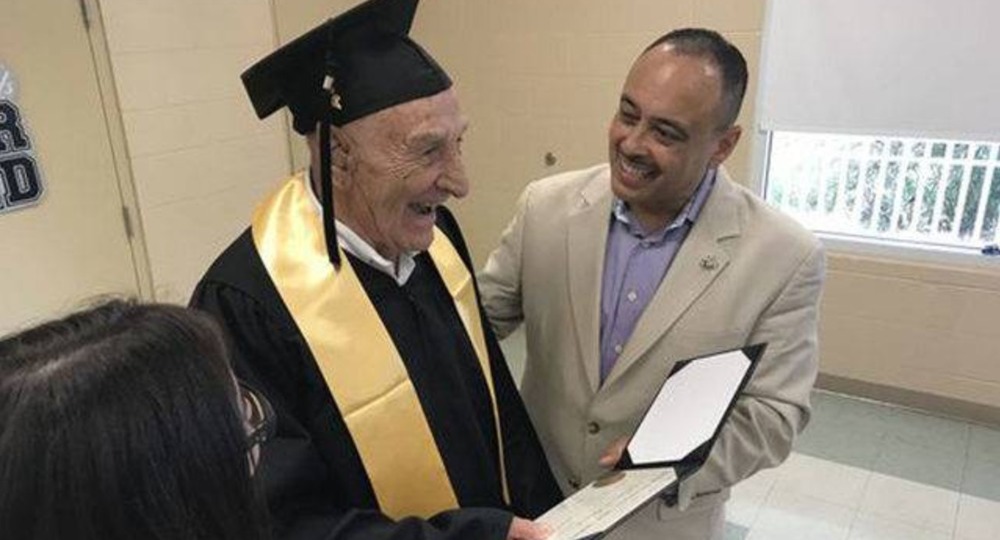 91-летний ветеран Второй мировой войны получил диплом об окончании старшей школы