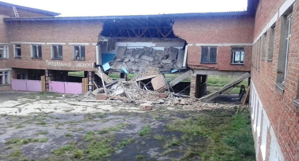 Переход между школьными корпусами рухнул в Иркутской области