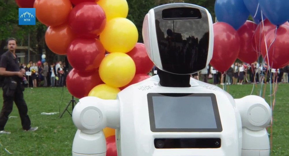 Как выглядит робот Алантим, давший первый звонок в одной из школ Москвы?