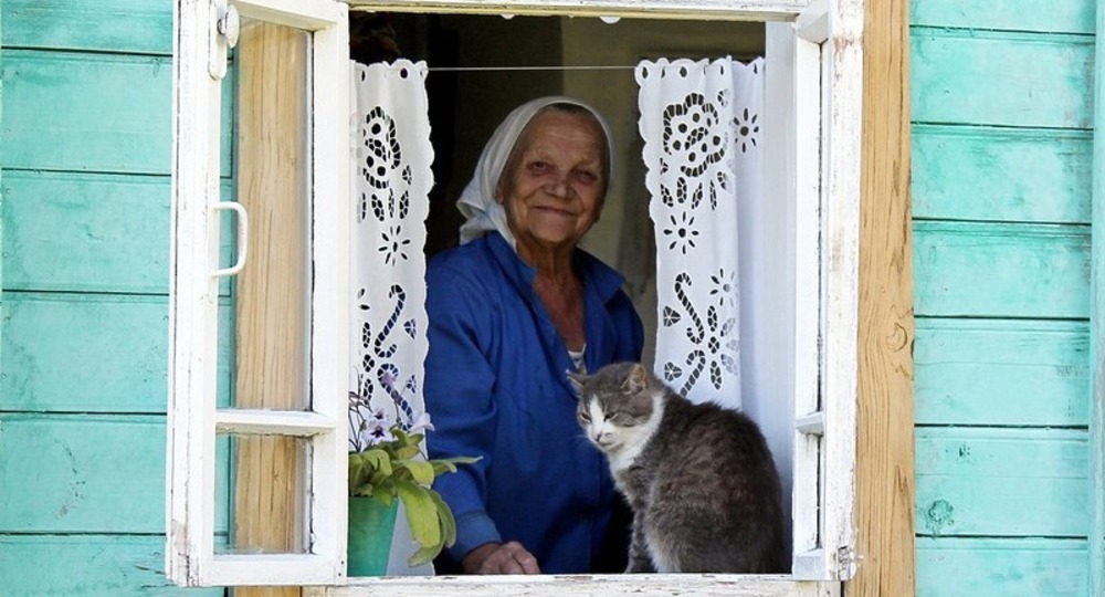 Бабушка мужа и квартира. Бабушка у окна в деревне. Бабушка в деревенском доме. Бабушка в окошке. Деревенский дом старушка.