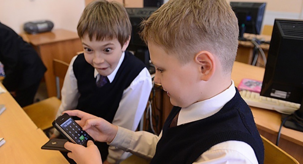 Запрет смартфонов в школах поддержали 73% россиян