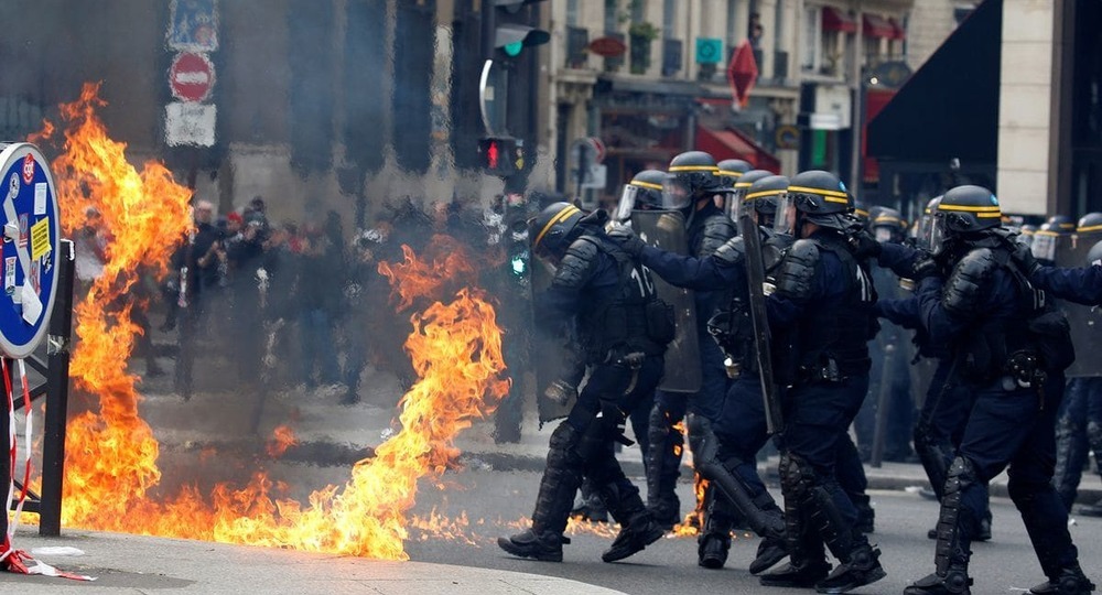 Во Франции задержаны более 700 школьников и студентов