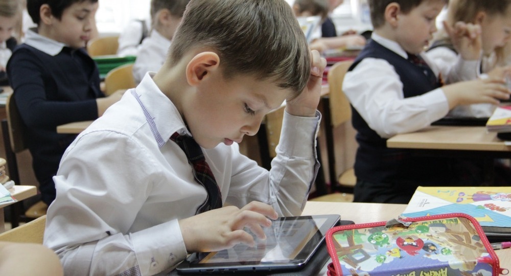 Министр образования Крыма не видит пользы от гаджетов в школе 