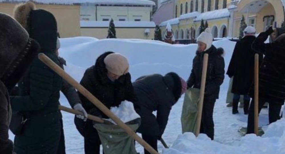 В Сети появилось обращение к министру образования от имени учителей, собиравших снег в мешки на морозе