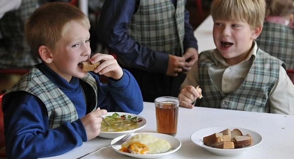 Льготное питание в школе детям из малообеспеченных семей в Москве. Бесплатное питание в школе кому положено 2022. Бесплатное ли в школе питание