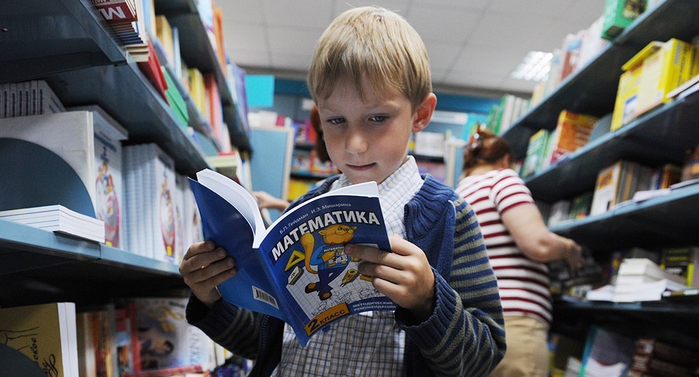 Школы на 100% обеспечены учебниками, а родители каждый год покупают их детям