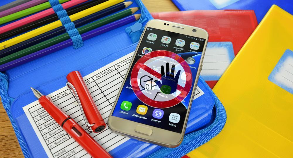 Иркутским ученикам запретили пользоваться телефонами из-за мемов с учителями