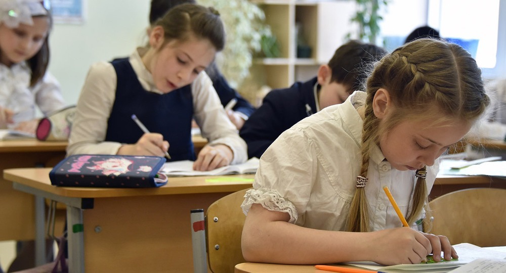 Школьники напишут всероссийские проверочные работы по географии, русскому языку и физике