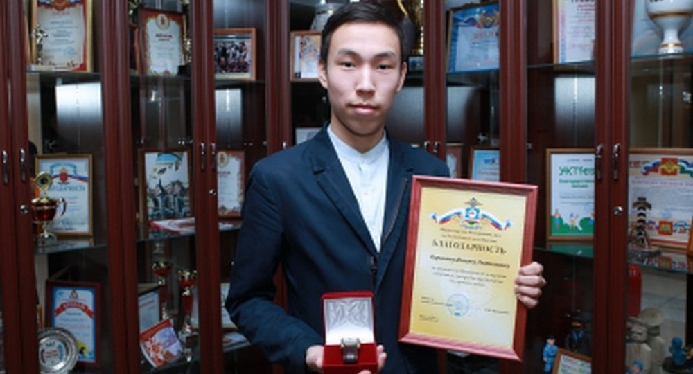 Якутский школьник получил награду МВД за задержание грабителя