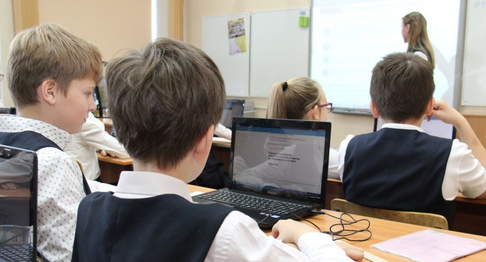 Дмитрий Медведев заявил о необходимости ускорить работу по подключению школ к высокоскоростному интернету
