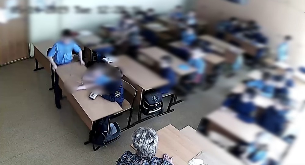 Внук вологодского депутата угрожает одноклассникам и бьет учительницу
