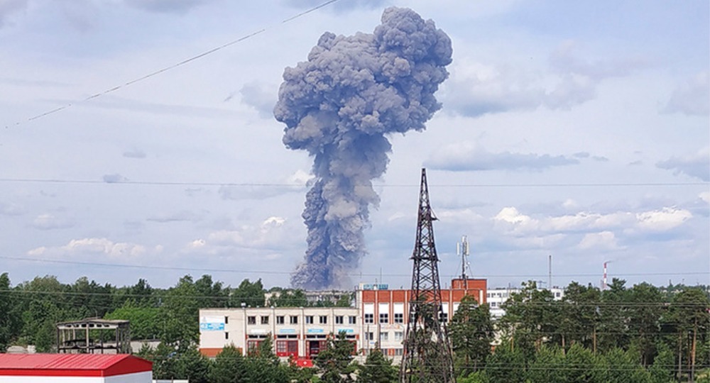Из-за взрыва на заводе в Дзержинске повреждено 13 школ и 70 детсадов