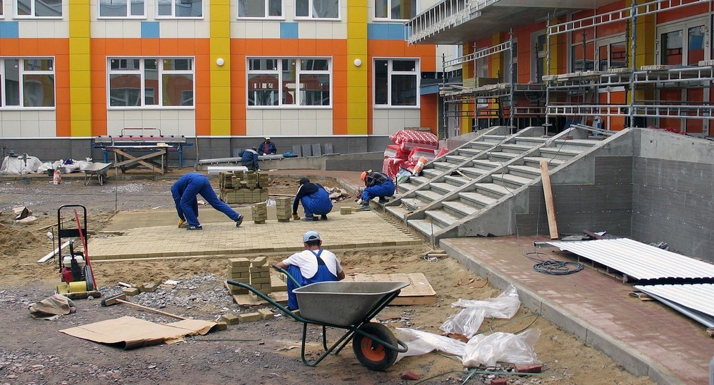Дмитрий Медведев поручил упростить строительство школ