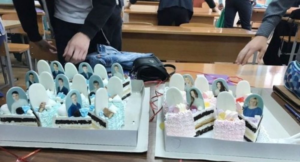 В Красноярске выпускникам подарили по куску торта, оформленному в виде надгробия с фото
