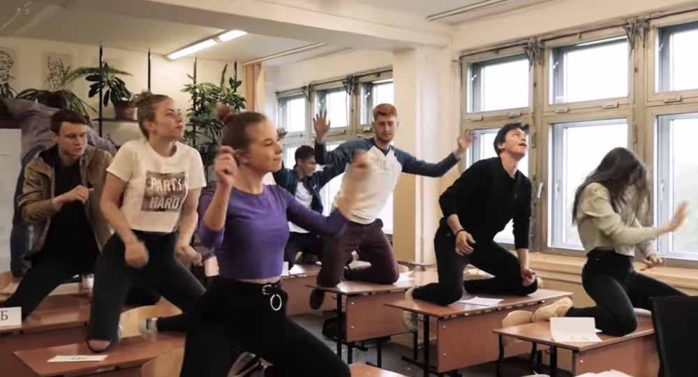 Выпускники из Владивостока, прославившиеся костюмированным флешмобом, сняли новое видео