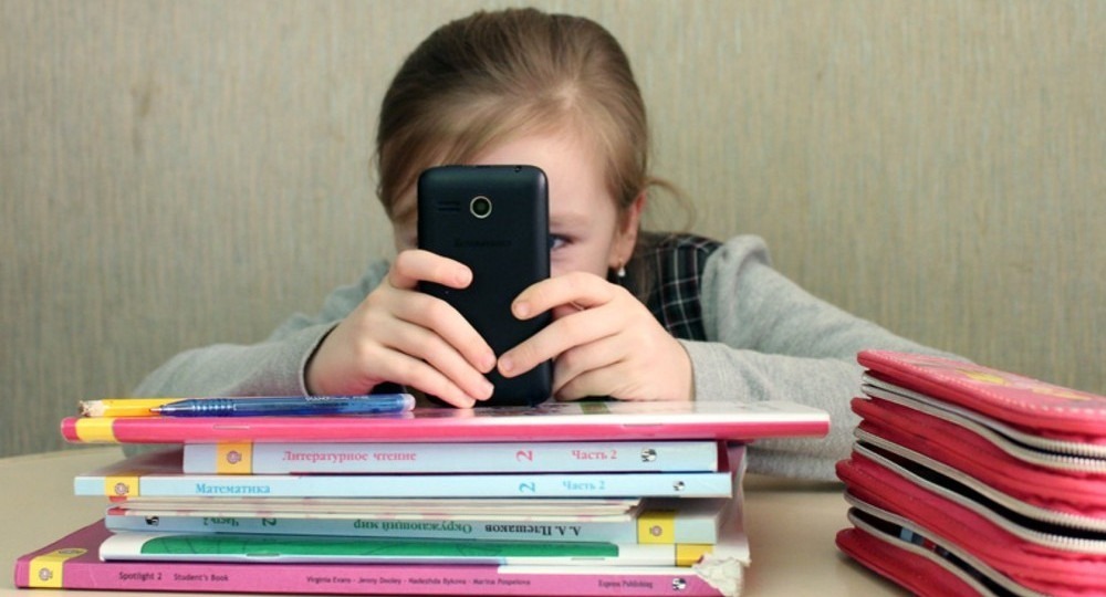 В Госдуме предложили заменить смартфоны в школах на «шкулфоны»