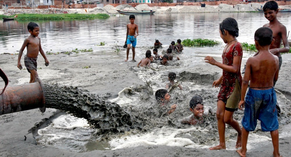 В Индии семеро детей утонули при попытке помыться в канаве с водой