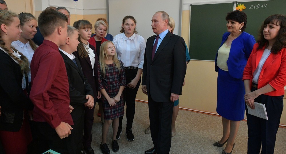 Владимир Путин поздравил учеников школы в Тулуне с Днем знаний