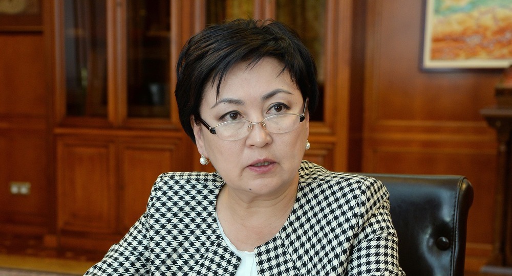 В Киргизии после громкого скандала уволена министр образования