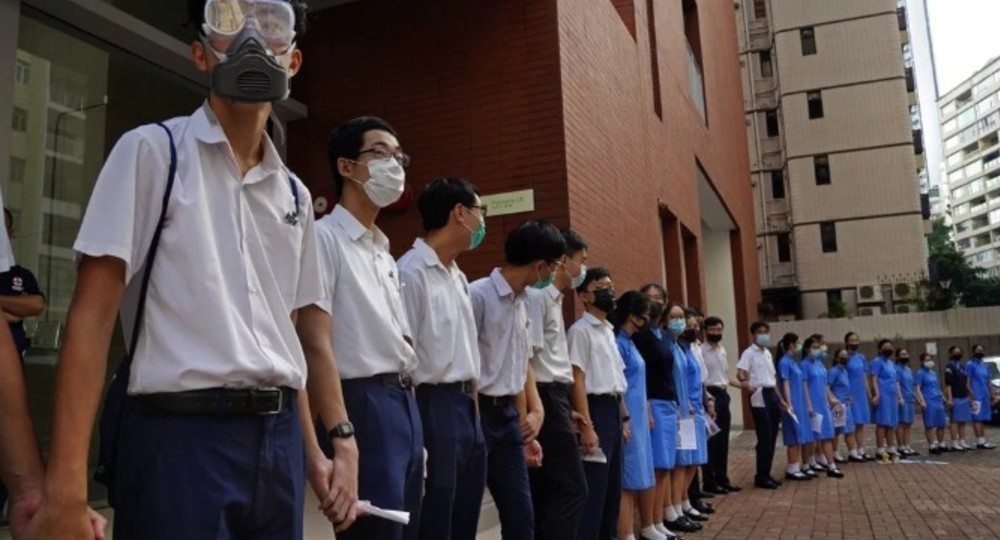 Протесты в Гонконге: сотни школьников выстроились в цепь