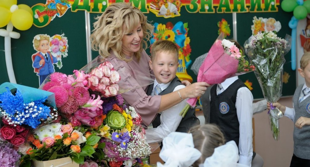 ВЦИОМ: большинство россиян считают цветы учителям знаком уважения