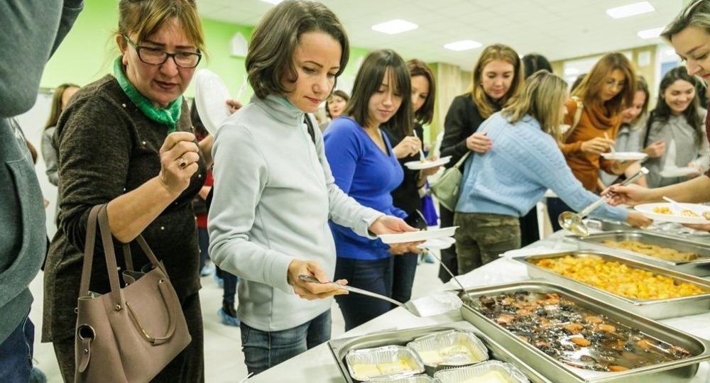 В Казани родители начали обедать в школьных столовых
