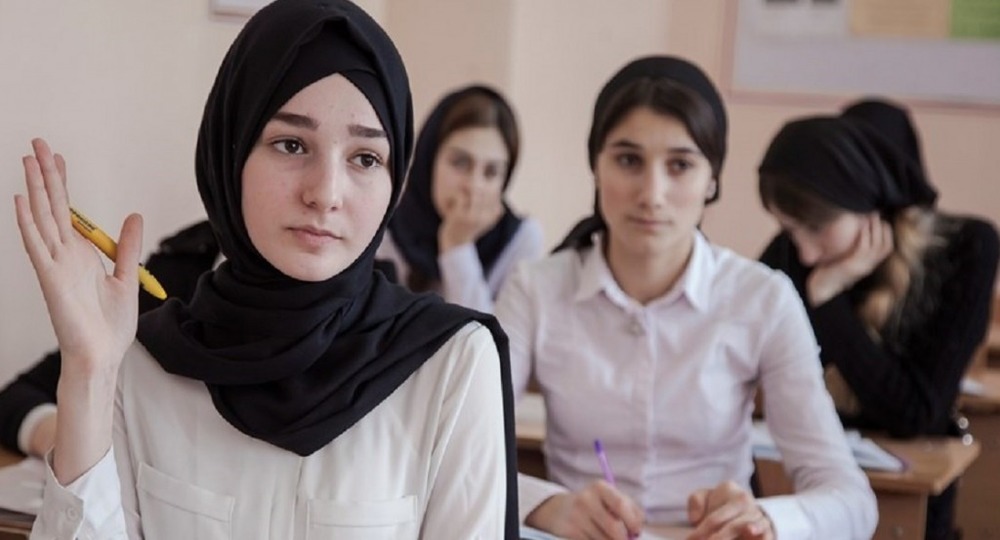 В школах Махачкалы «взяли на учет» девочек в хиджабах