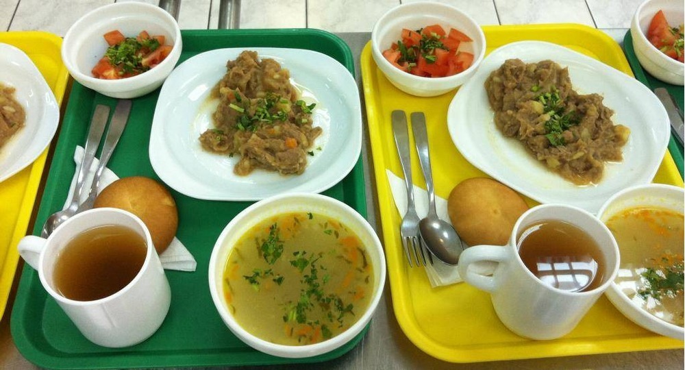 В российских школах начали отказываться от практики «разных столов» питания