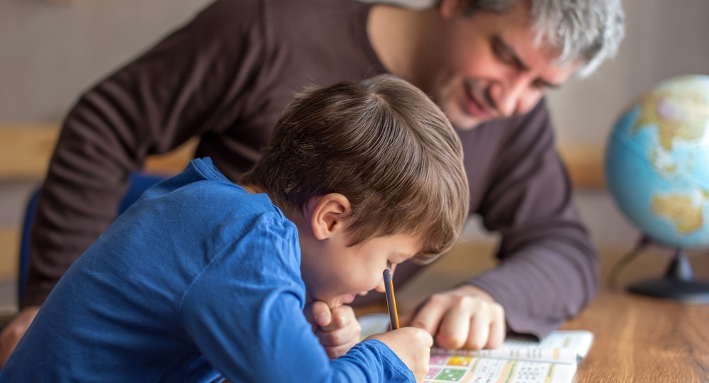 Социологи связали уровень образования отцов с успеваемостью детей