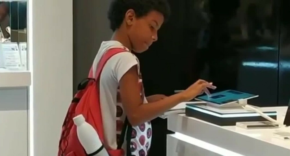 Магазин техники в Бразилии разрешил школьнику делать уроки на устройствах в ТЦ