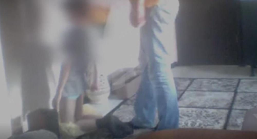 Появилось видео издевательств отчима над стоящим на гречке мальчиком